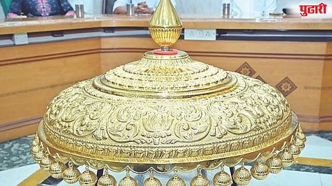 साईचरणी सोन्याची छत्री दान