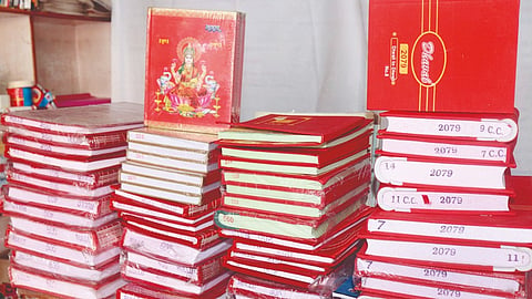 Business Traditions: एआयच्या जमान्यात चोपडीचे महत्त्व टिकून; आजपासून व्यापाऱ्यांचे नवे वर्ष