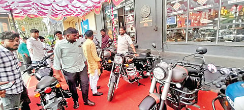 Diwali Shopping 2025: सोन्या-चांदीपासून वाहनांपर्यंत पाडवा खरेदी