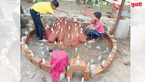 टाकळी भीमा येथे दिवाळीनिमित्त छोट्या किल्ल्याची बांधणी करीत इतिहासात रमलेले लहान मावळे.