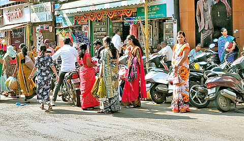 Diwali Shopping Rush: दिवाळी खरेदी जोमात; पण पार्किंग गेले कोमात