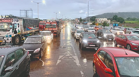 Khambatki Ghat Traffic: खंबाटकी घाट ब्लॉक; टोलनाक्यावर रांगा