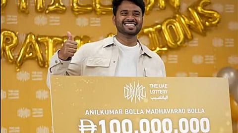 केरळमधील अनिलकुमार बोला या तरुणाने संयुक्त अरब अमिराती (UAE) मध्ये तब्बल १०० दशलक्ष दिऱ्हम (भारतीय चलनात सुमारे २४० कोटी रुपये) इतक्या भव्य लॉटरीचे बक्षीस जिंकले आहे.