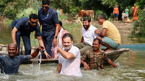 कॉंग्रेस नेते राहुल गांधी यांनी बिहारच्या बेगूसराय जिल्ह्यात स्थानिकांसोबत मासेमारीचा आनंद घेतला. यावेळी कॉंग्रेस नेते कन्हैया कुमार उपस्थित होते.