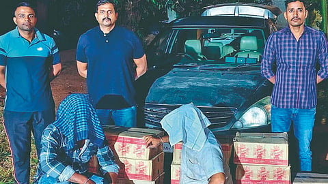 Liquor smuggling: गोवा दारूची चोरटी वाहतूक; सांगलीच्या दोघांना अटक
