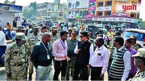 महापालिकेकडून आजपासून पैठणगेट भागातील अतिक्रमणावर हातोडा चालवला जाणार असून, मार्किंग केलेल्या मालमत्तांची पाहणी करताना अतिक्रमण विभागप्रमुख संतोष वाहुळे.