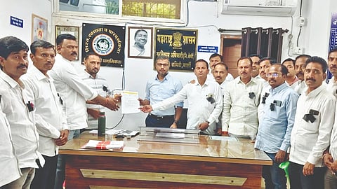 Solapur News: वरिष्ठ अधिकाऱ्यावर गुन्हा दाखल करण्याची मागणी