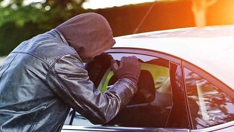 Ratnagiri car window cash theft