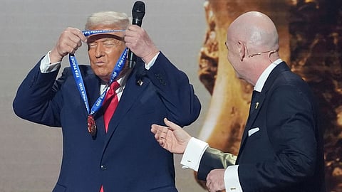 Donald Trump Peace Award : अखेर ट्रम्प यांची इच्छा पूर्ण..! बनले जागतिक ‘शांतीदूत’, ‘फिफा’कडून पुरस्कार मिळवून स्वत:चाच केला गौरव