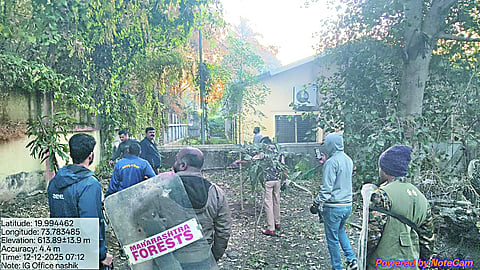 नाशिक : शहरातील वर्दळीचा भाग असलेल्या विशेष पोलिस महानिरीक्षक कार्यालयाच्या परिसरात बिबट्याचा मुक्तसंचार सीसीटीव्हीत कैद झाला.