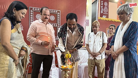 सुंबा कला महोत्सव उद्घाटन प्रसंगी दीपप्रज्वलन करताना पी. मणी. या वेळी (डावीकडून) चित्रा मेटे, विनय फडणीस, पी. मणी, श्रीकृष्ण परांजपे, पूर्वा परांजपे आणि मंजिरी मनोलकर.