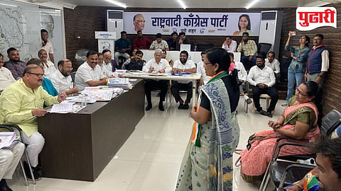 राष्ट्रवादी काँग्रेस शरद पवार गटाच्या इच्छुक उमेदवारांच्या मुलाखती शहरातील पदाधिकारी घेताना.