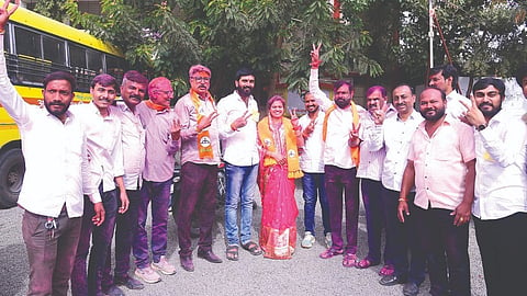 सटाणा : येथील नगर परिषदेच्या निवडणुकीत थेट नगराध्यक्षपदी विजयी झालेल्या शिवसेनेच्या हर्षदा पाटील
व नगरसेवक पदाचे उमेदवार जल्लोष करताना.