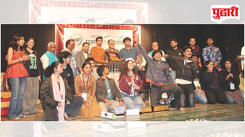 महाराष्ट्रीय कलोपासक आयोजित पुरुषोत्तम करंडक स्पर्धेच्या महाअंतिम फेरीत सर परशुरामभाऊ महाविद्यालयाने सादर केलेल्या 'आतल्या गाठी' या एकांकिकेने प्रथम क्रमांक पटकावला. अभिनेते मोहन जोशी यांच्या हस्ते पुरस्कार स्वीकारत जल्लोष करताना विद्यार्थी.