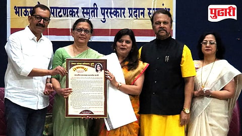 रंगत-संगत प्रतिष्ठान आयोजित पुरस्कार वितरण सोहळ्यात (डावीकडून) किरण यज्ञोपवित, डॉ. संगीता बर्वे, प्राजक्ता पटवर्धन, अॅड. प्रमोद आडकर, मैथिली आडकर.