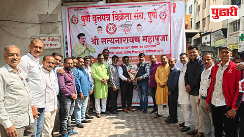 दैनिक पुढारीच्या वतीने पुणे वृत्तपत्र विक्रेता संघाच्या वर्धापन दिनानिमित्त संघाचे अध्यक्ष विजय पारगे व पदाधिकारी यांना शुभेच्छा देताना वितरण व्यवस्थापक वैभव जाधव व सहकारी.