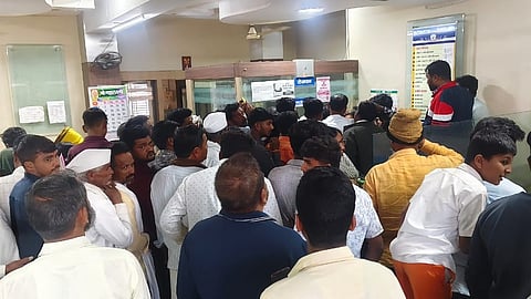 बुलढाणा अर्बन को-ऑपरेटिव्ह सोसायटी बंद पडण्याच्या अफवेने ठेवीदारांची बँकेत प्रचंड गर्दी झाली होती.