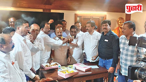 अंबरनाथ : अंबरनाथमध्ये शिवसेनेने 32 चा बहुमताचा आकडा मिळवत सत्ता स्थापनेचा दावा केल्यानंतर कार्यकर्त्यांनी जल्लोष केला. सर्वाधिक 27 नगरसेवक निवडून आणणाऱ्या शिवसेनेला सत्तेबाहेर ठेवण्यासाठी भाजपचे प्रदेशाध्यक्ष रवींद्र चव्हाण यांनी काँग्रेसला सोबत घेतले. मात्र, भाजपला चेकमेट देत शिंदे सेनेेचे खासदार डॉ. श्रीकांत शिंदे यांनी, सत्तेचा मांडलेला सारीपाट उधळून लावत बहुमताचा आकडा राष्ट्रवादी अजित पवार गट आणि अपक्षांना सोबत घेत मिळवला. भाजप-शिवसेनेतील या शह-काटशहाची जोरदार चर्चा आहे.