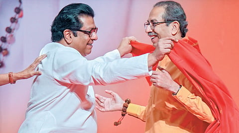 मुंबई : उद्धव ठाकरेंचा सत्कार करताना राज ठाकरे.
