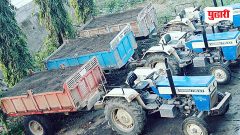Akola news | महसूल विभागाचा दणका! कंझरा येथे अवैध मुरूम वाहतूक करणारे दोन ट्रॅक्टर जप्त; दोघांविरुद्ध गुन्हा दाखल