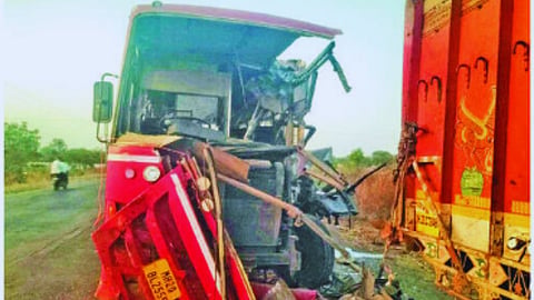 केज-कळंब रोडवर भीषण अपघात;
उभ्या ट्रकला एसटी बसची जोरदार धडक