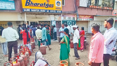 Gas Cylinder Supply Satara: टंचाईच्या धास्तीने जिल्हा ‘गॅस’वर
