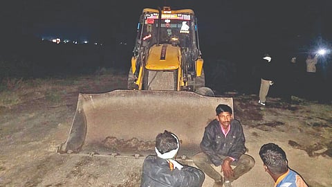 Solapur news: अवैध वाळू साठ्यासह दोन टीप्पर, जेबीसी जप्त