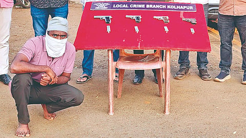 कोल्हापूर : कोल्हापूरसह पश्चिम महाराष्ट्रातील संघटित टोळ्यांना अत्याधुनिक शस्त्रे पुरविणार्या मध्य प्रदेशातील कुख्यात तस्कराला स्थानिक गुन्हे अन्वेषण पथकाने जेरबंद केले. संशयिताकडून चार पिस्तूल हस्तगत करण्यात आले.