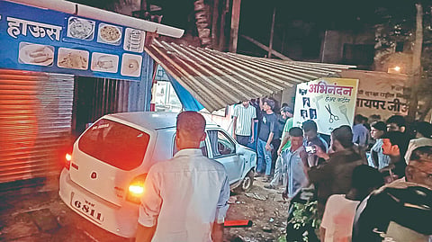 संभापुर : येथे सलून दुकानात घुसलेली अपघातग्रस्त कार