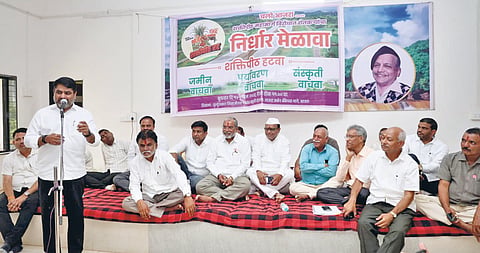 आजरा : येथे शेतकर्यांच्या निर्धार मेळाव्यात बोलताना आमदार सतेज पाटील. सोबत राजू शेट्टी, संपत देसाई, अंजना रेडेकर, मुकुंदराव देसाई, सुधीर देसाई, तानाजी देसाई आदी.