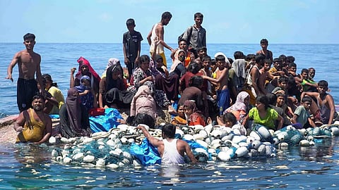 Boat sinks in Andaman : अंदमान समुद्रात प्रवाशांची बोट उलटली; 250 हून अधिक लोक बेपत्ता