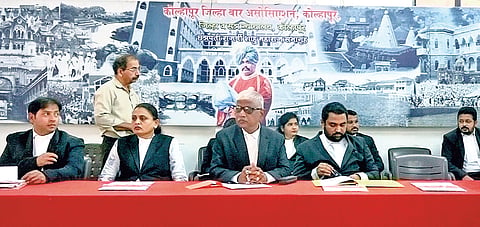 कोल्हापूर : लक्ष्मीपुरी आणि स्थानिक गुन्हे अन्वेषण शाखेतील पोलिसांनी वकील तौसिफ शेख यांना केलेल्या मारहाणीचा कोल्हापूर जिल्हा बार असोसिएशनच्या बैठकीत शुक्रवारी निषेध केला.