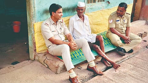Belgaum news: पोलिसांतील माणुसकी : वृद्धाला दिला ‘आसरा’!