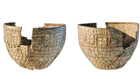 Spain bronze vessel discovery | स्पेनमध्ये सापडले 1900 वर्षे जुने ‘कांस्य पात्र’