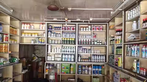 Akola News : अकोला जिल्ह्यातील 3 कृषी सेवा केंद्रांचे परवाने निलंबित, 5 केंद्रांना नोटीसा; जिल्हा अधीक्षक कृषी अधिकाऱ्यांची कारवाई