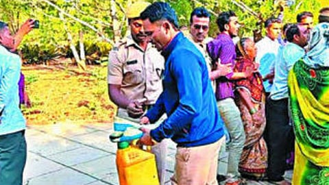 येवला : महाराष्ट्रदिनी तहसील कार्यालय आवारात पेटवून घेण्याचा प्रयत्न करताना शेतकरी.