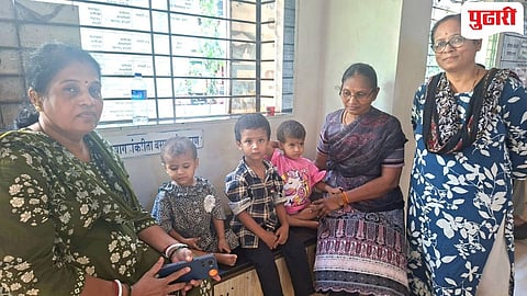 आईने सोडून दिलेल्या मुलांना परिसरातील महिलांनी आधार दिला.