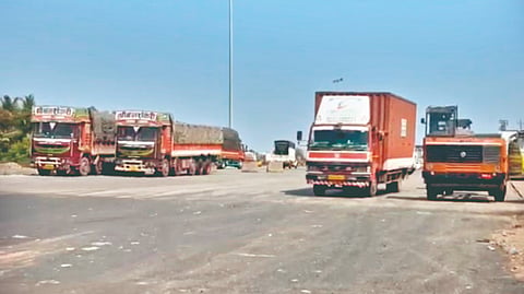 Satara: तासवडे टोलनाका महामार्गावर बेकायदा पार्किंग