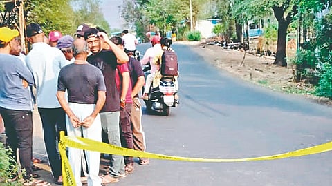 Satara Accident: चालत्या रिक्षातून बाळासह आई पडली