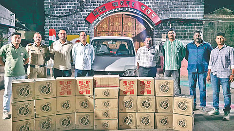 Satara Crime: सातारा शहरात अवैध दारु वाहतूक; साडेचार लाखांचा मुद्देमाल जप्त