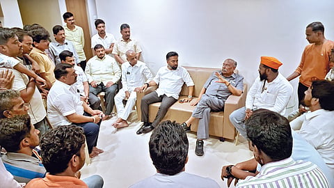 इचलकरंजी : खर्चीवाले यंत्रमागधारकांशी चर्चा करताना माजी मंत्री प्रकाश आवाडे, आ. राहुल आवाडे.
