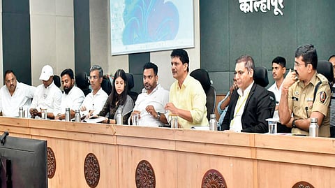 कोल्हापूर : जिल्हाधिकारी कार्यालयात आयोजित मान्सूनपूर्व तयारी आढावा बैठकीत बोलताना पालकमंत्री प्रकाश आबिटकर. यावेळी उपस्थित लोकप्रतिनिधी, अधिकारी आदी.