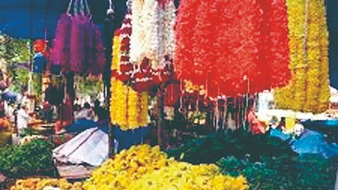 Flower Market: लग्नसराईमुळे फुलबाजाराला ‘बहर’