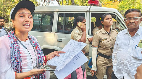 Solapur Teacher News : न्यायासाठी शिक्षिकेचा जिल्हा परिषदेत टाहो