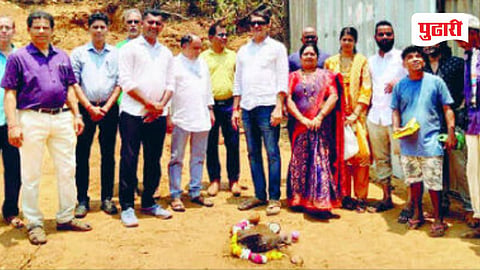 बोरी कचरा वर्गीकरण केंद्राचे लोकार्पण करताना मान्यवर. (छायाचित्र राजेश बोस्कर)