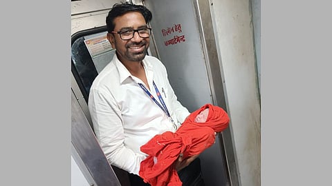 Woman delivery in Train: रेल्वे कर्मचाऱ्याची तत्परता! चालत्या कुशीनगर एक्सप्रेसमध्ये महिलेची सुरक्षित प्रसूती