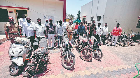 Solapur Police: जप्त केलेल्या 40 दुचाकी पोलिसांनी केल्या परत