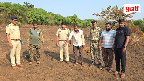 आंबा वनपरिक्षेत्रातील वणवा प्रकरणातील आरोपीकडून घटनास्थळाची पाहणी करून माहिती घेताना वन विभागाचे अधिकारी व कर्मचारी