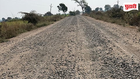 रस्ता अर्धवट; वाहनधारक, विद्यार्थी आणि नागरिकांचा जीव धोक्यात