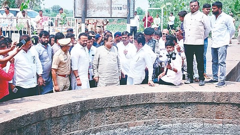 Nitin Gadkari: ऐतिहासिक विहिरीची पाहणी करत केले वृक्षारोपण